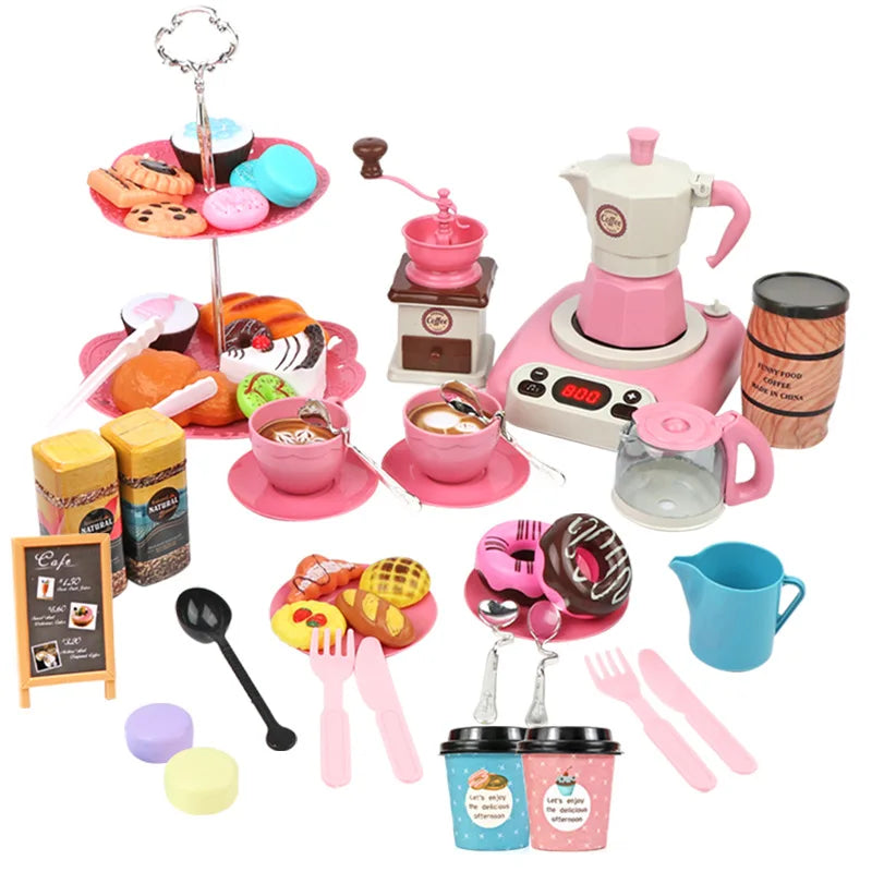 Fröhliches Kind spielt mit dem Kinder Café Spielset, bereitet Kaffee & Gebäck zu; ideales Rollenspielzeug.