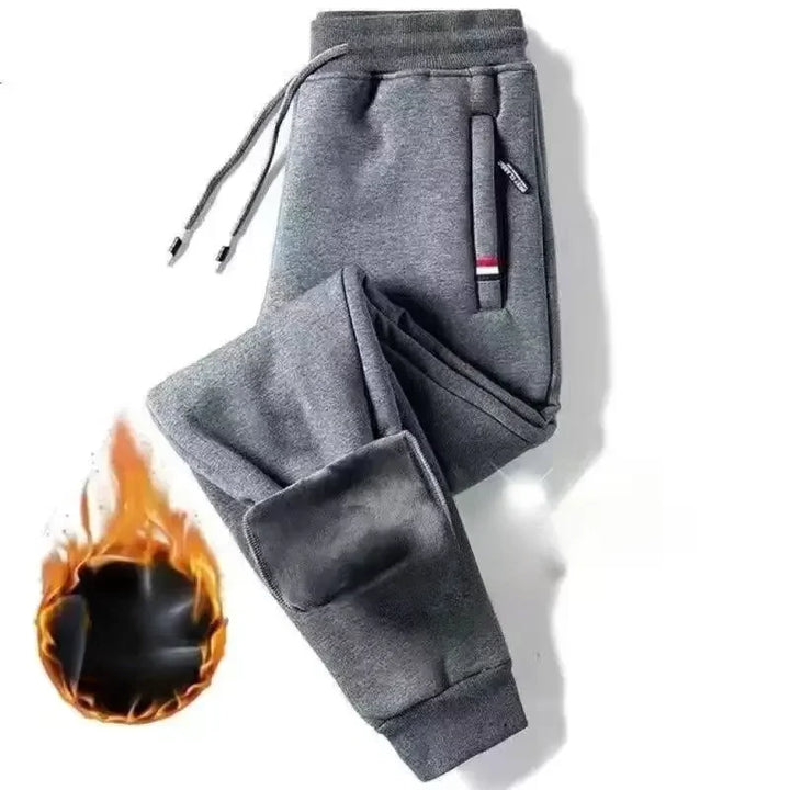 Stilvolle Herren-Sweatpants für den Winter. Diese warme Jogginghose kombiniert lässige Herrenmode mit höchstem Komfort.