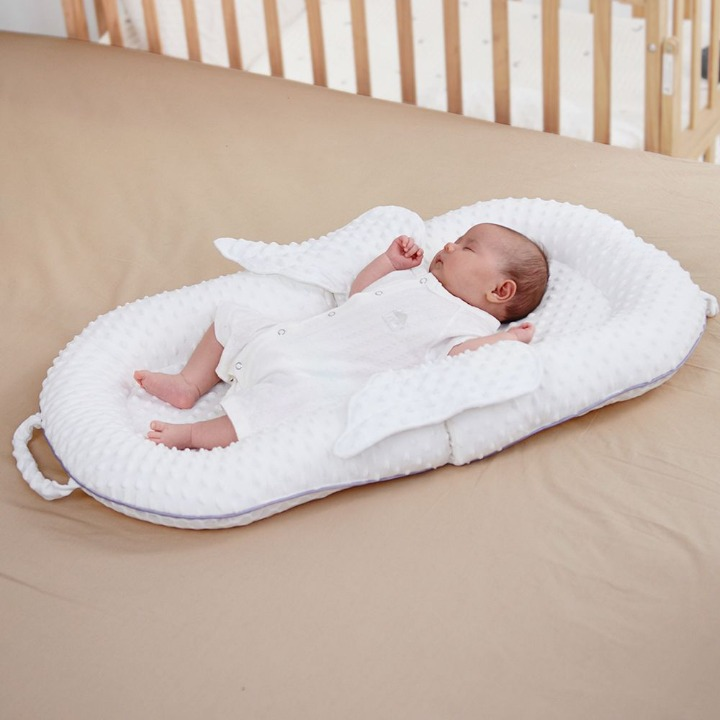 Ergonomisches Babynest für Neugeborene mit atmungsaktivem Mesh und Rückenstütze. Bietet Komfort und Geborgenheit.