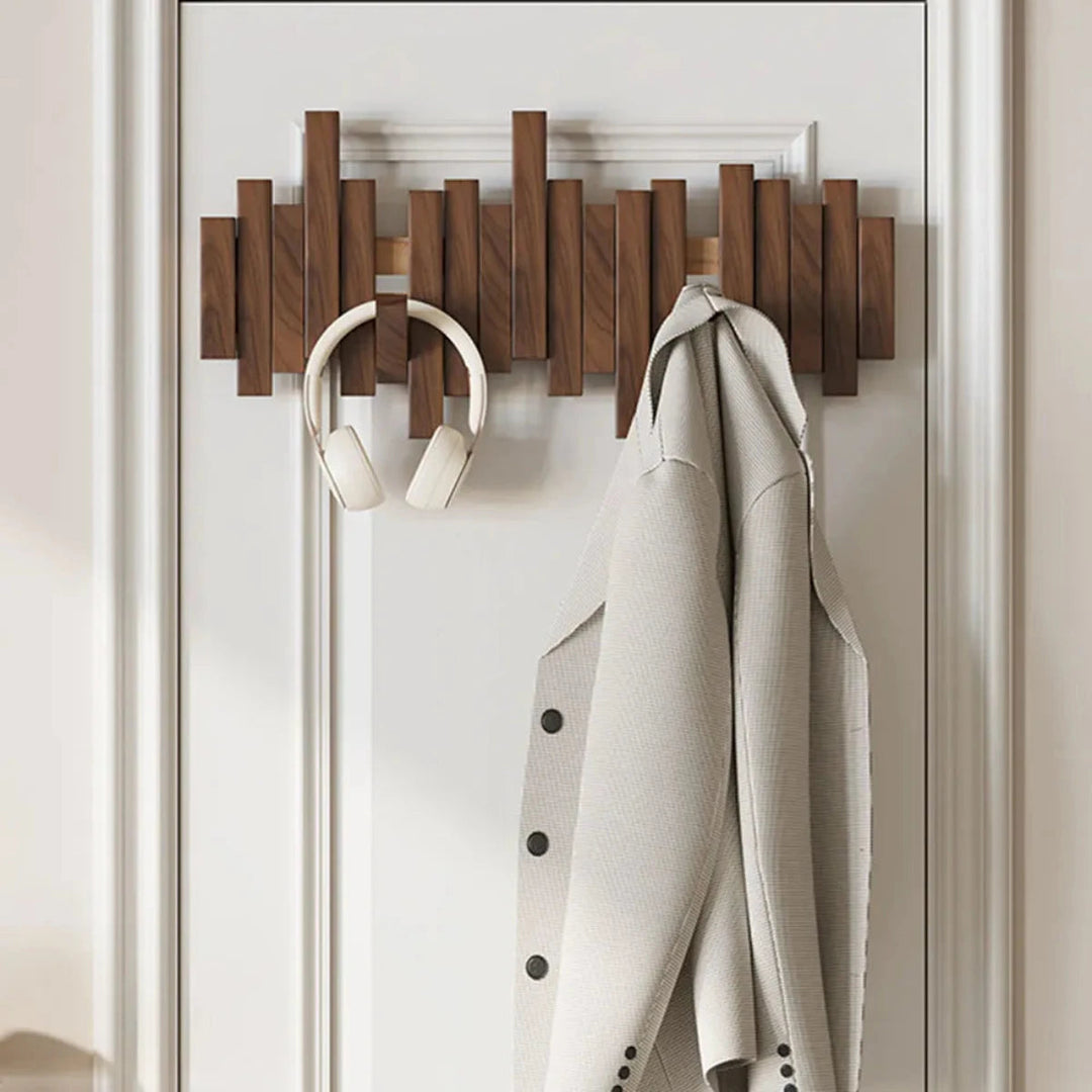 Elegante Wandgarderobe aus Massivholz, Nussbaum & Buche, platzsparend für den Eingangsbereich.