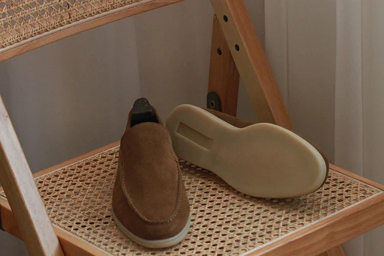 Ein Paar bequeme Herren Slip-On Schuhe, perfekt für Reisen, Alltag & entspannte Stunden.