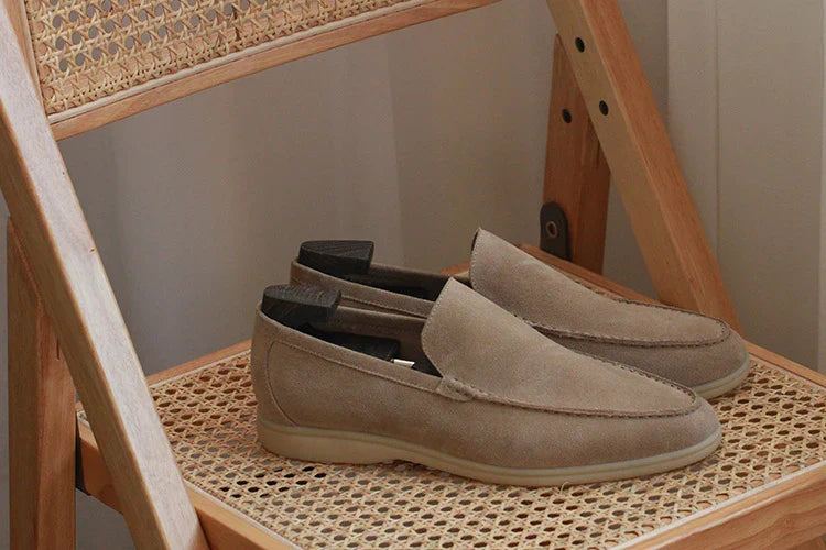 Nahaufnahme: weiches Obermaterial & Details der komfortablen Herren Slip-On Slipper.