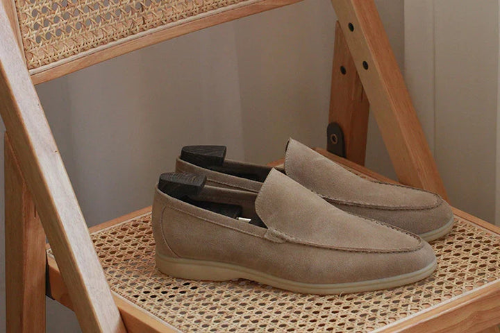 Nahaufnahme: weiches Obermaterial & Details der komfortablen Herren Slip-On Slipper.