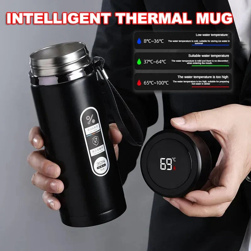 Elegante smarte Thermoskanne mit LED-Temperaturanzeige, hält Getränke stundenlang warm oder kalt.