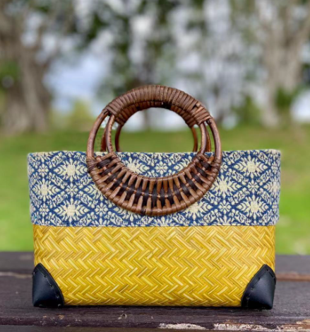 Nahaufnahme der geflochtenen Damen Strandtasche aus Bambus, perfektes Boho Accessoire für den Sommer.