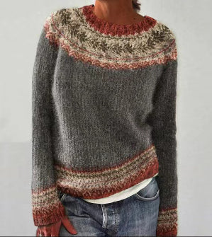 Dorothea Damen Strickpullover in Hellblau mit Rundhalsausschnitt. Komfortable, vielseitige Damenmode für entspannte Freizeitanlässe.