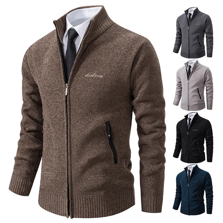 Stilvoller Herren Cardigan Pullover in neutraler Farbe, ideal für warme Wintertage und herbstliche Looks.