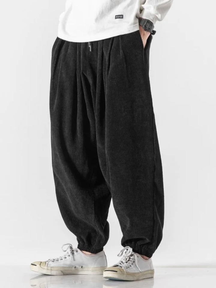 Nahaufnahme des elastischen Bundes der bequemen Herren Harem Jogger Hose. Weicher Stoff, lässiger Vintage Stil. Perfekt für Männer.