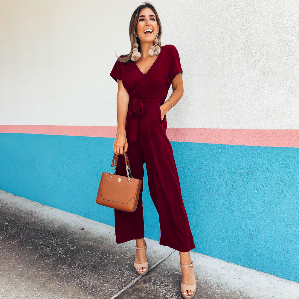 Vielseitiger Damen Culotte Jumpsuit, ideal für Frühling, Sommer & Herbst. V-Ausschnitt, stilvoll & bequem.
