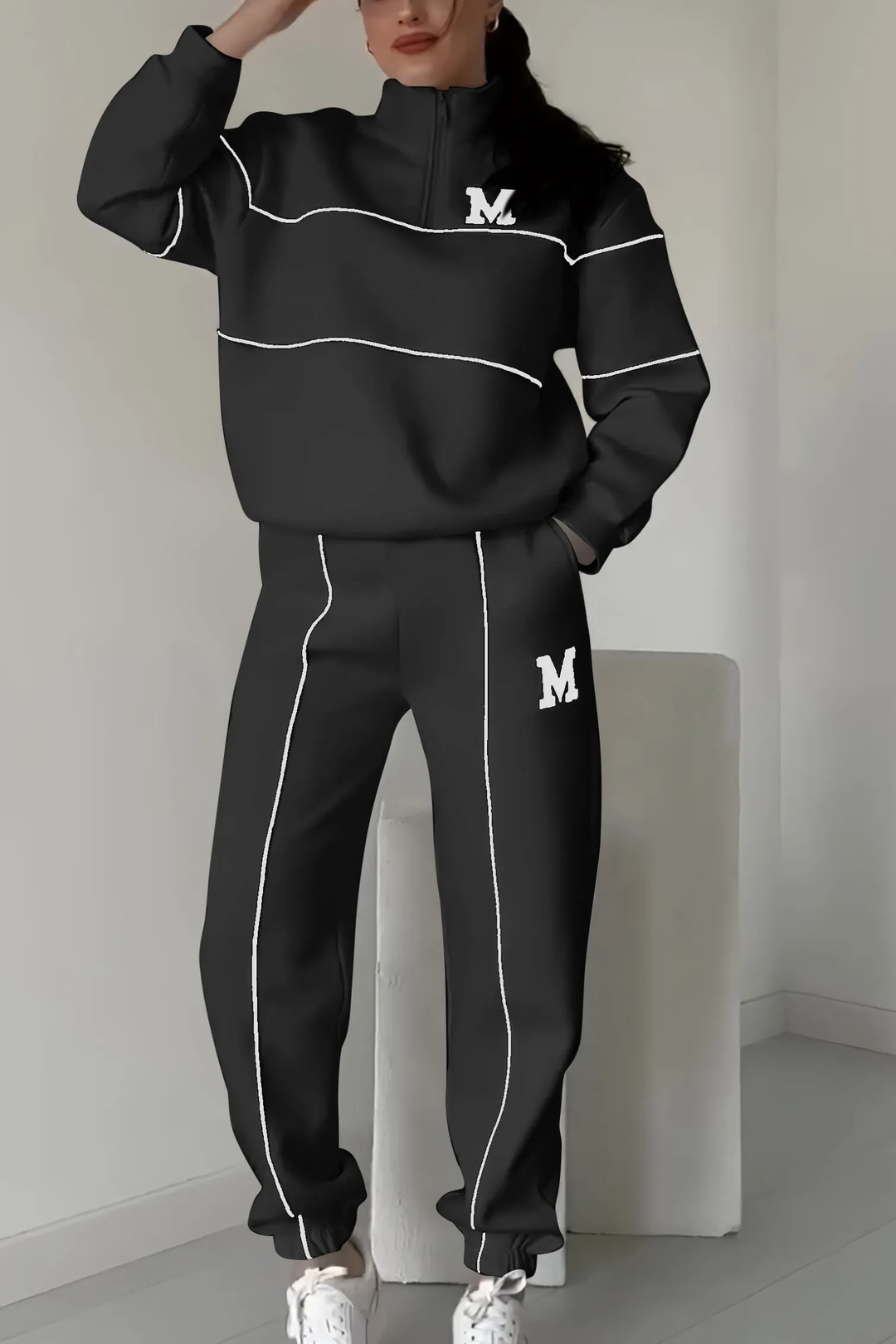 Damen Trainingsanzug Set Rückansicht: Lockerer Fit von Half-Zip Sweater und Hose, modern & bequem.