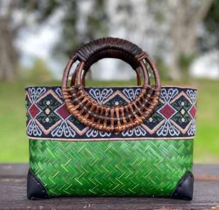 Stylische Bambustasche für Damen, als Schultertasche oder Handtasche, nachhaltiges Naturmaterial.