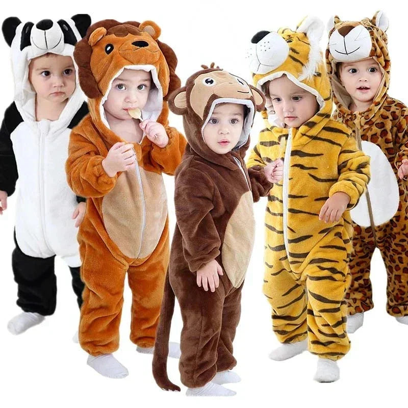 Aktives Baby krabbelt im warmen Flanell-Overall. Bequemer Strampler & Tierkostüm für Spiel und Bewegung.