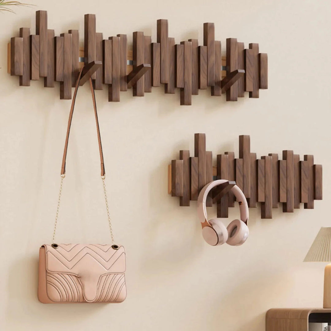 Minimalistische Hakenleiste aus Buchen- und Nussholz, elegante Massivholz-Wandgarderobe.