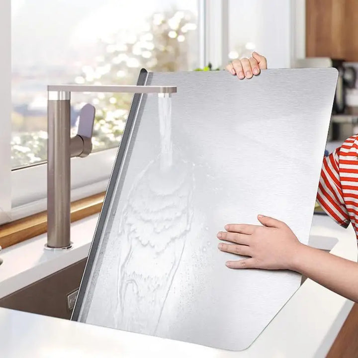 Robustes Edelstahl Schneidebrett für Hygiene und Effizienz beim Kochen in jeder modernen Küche.