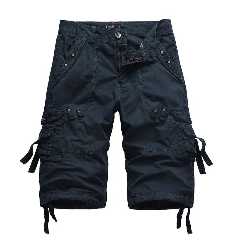 Detailansicht der Herren Cargo-Shorts, zeigt Gürtel, robuste Stoffqualität & praktische Seitentaschen.