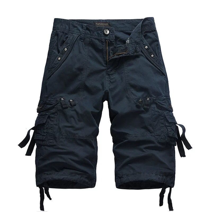 Detailansicht der Herren Cargo-Shorts, zeigt Gürtel, robuste Stoffqualität & praktische Seitentaschen.