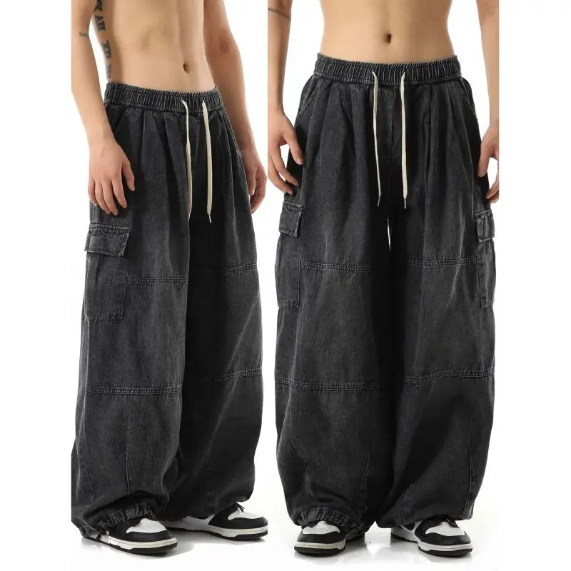 Weite Herren Jeans im Baggy Style mit praktischen Cargo-Taschen, ideal für einen lässigen Streetwear-Look.