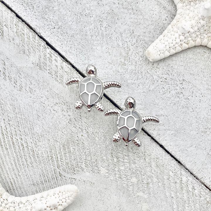 Maritime Damen-Ohrringe: Glänzende Meeresschildkröten aus Silber mit funkelndem Opal – Ozean-Schmuck.