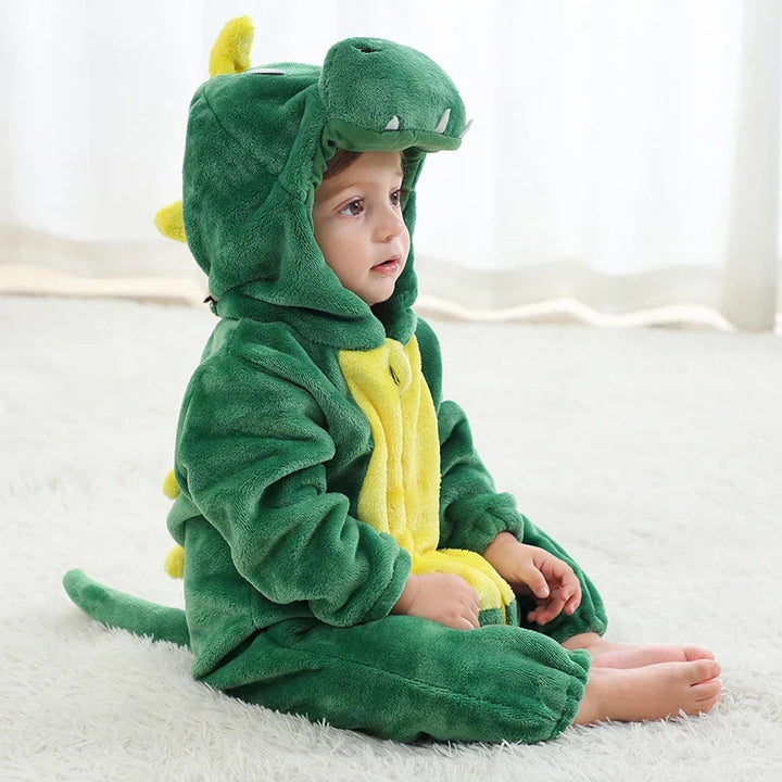 Kleinkind im flauschigen Fuchs-Overall aus Flanell. Gemütliche Babykleidung und warmer Schlafanzug für kalte Tage.
