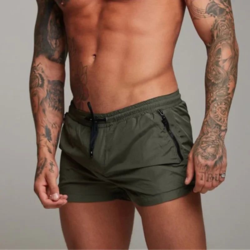 Zusammengelegte Herren Badehose, blaue Schwimmshorts, bereit für den Urlaub. Leichte, schnell trocknende Strandmode.