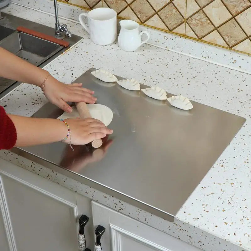 Edelstahl Schneidebrett für die Küche, hygienisch und langlebig, ideal zum Kochen von Lebensmitteln.