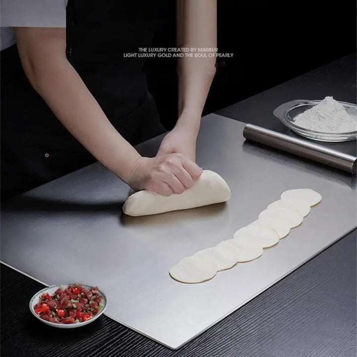 Hygienisches Edelstahl Küchen-Schneidebrett, lebensmittelecht und robust, ein praktischer Kochhelfer.