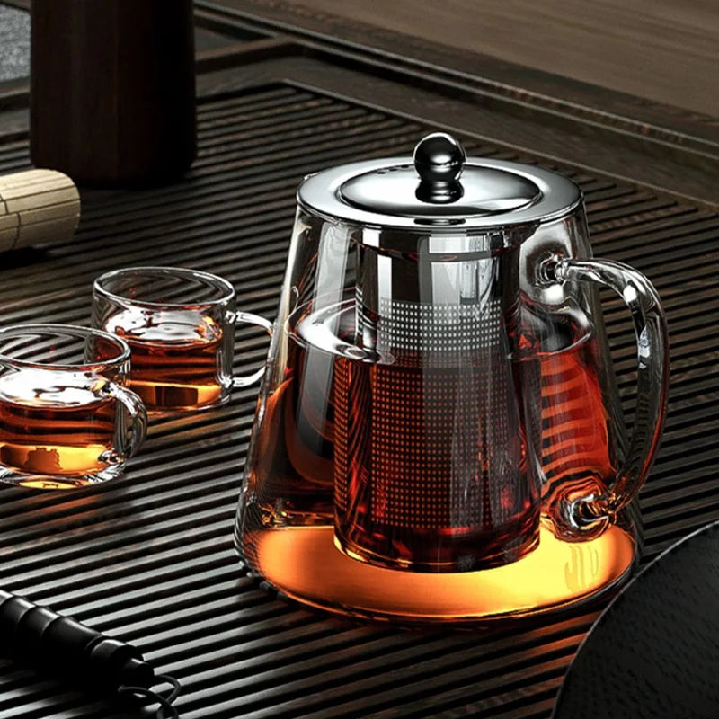 Elegante Teekanne aus Glas mit integriertem Edelstahlfilter, ideal für tropffreien und puren Teegenuss.