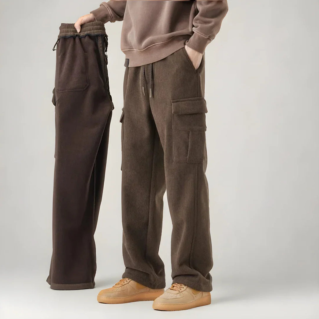 Bequeme Herren-Jogginghose im Cargo-Stil. Lockere Passform, mehrere praktische Taschen für sportlichen Look.
