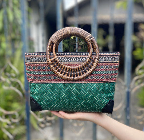 Nachhaltige Damen Handtasche aus geflochtenem Bambus, ergänzt jedes Boho-Sommer-Outfit.