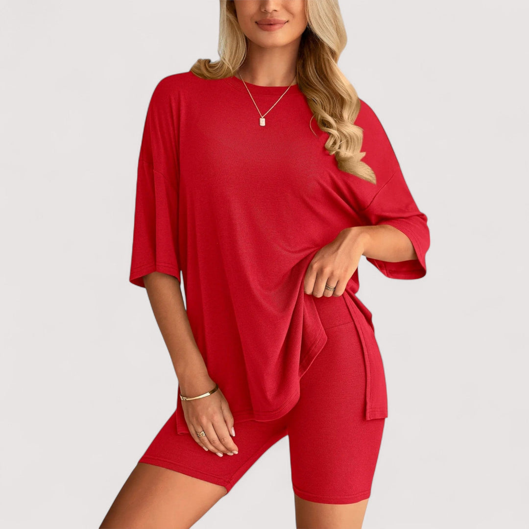 Modisches Damen Sommerset: Lockeres T-Shirt und hochtaillierte Shorts, erhältlich in verschiedenen Farben.