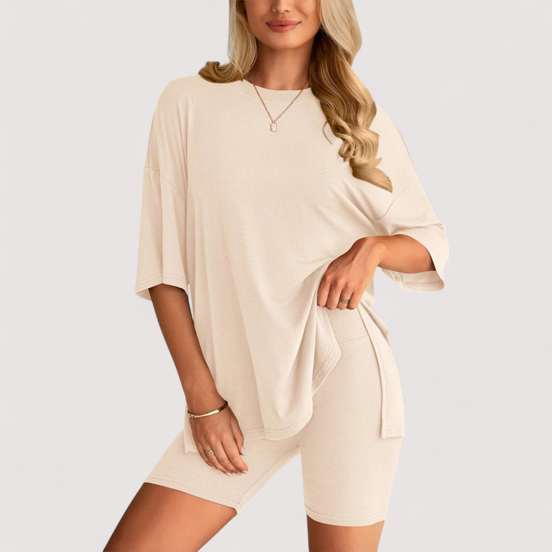 Eleganter Damen Zweiteiler: Lockeres T-Shirt & High-Waist Shorts, stilvoll für Freizeit und Strand.