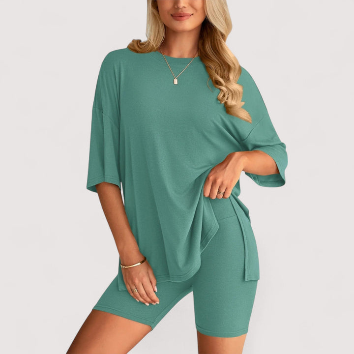 Damen Sommerset aus weichem Stoff: Lockeres T-Shirt & komfortable hochtaillierte Shorts, atmungsaktiv.