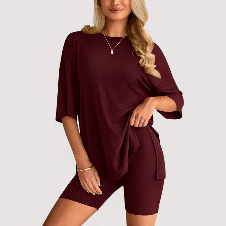 Damen Sommerset mit lockerem T-Shirt & High-Waist Shorts, perfekt für entspannte Stunden.