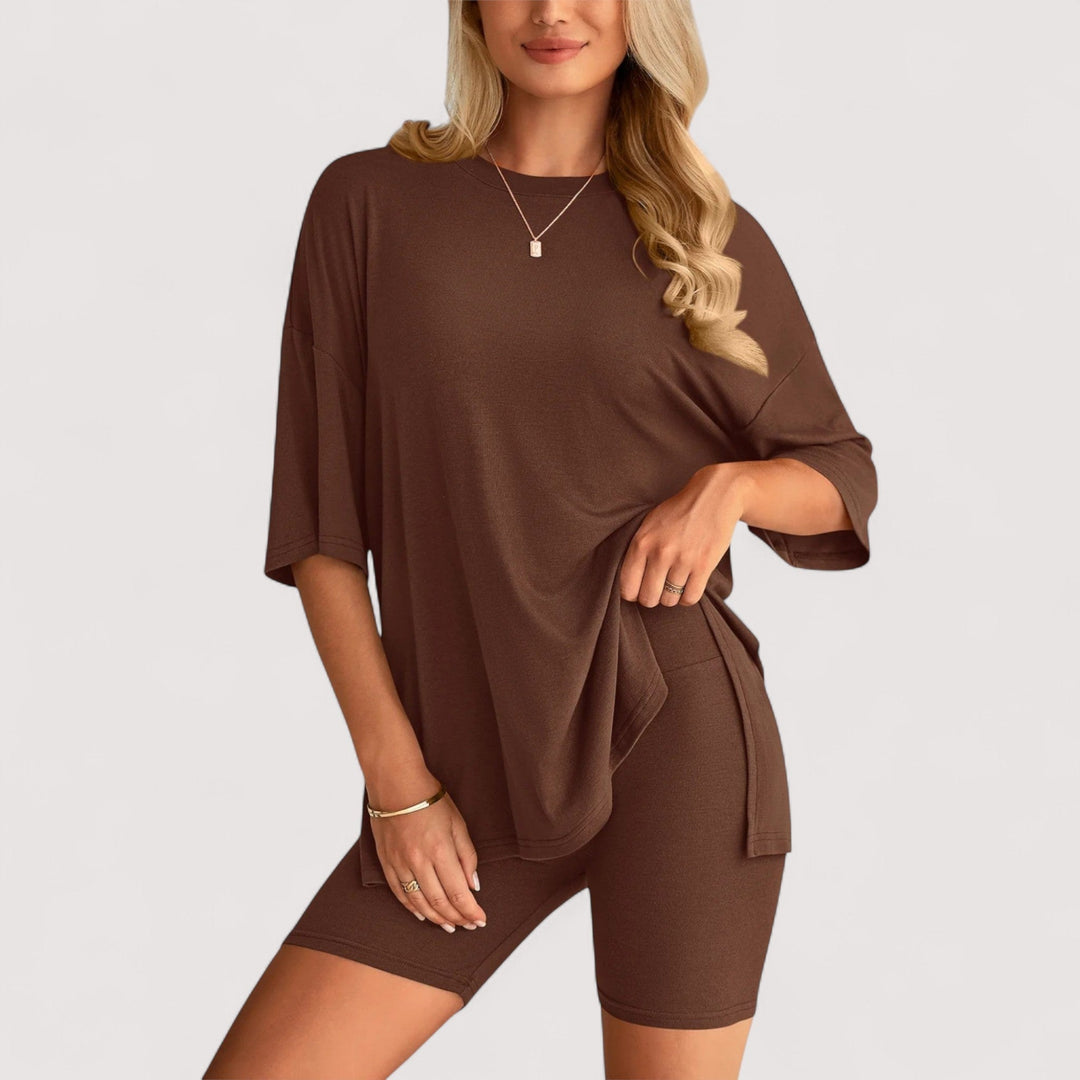 Bequemes Damen Sommerset: Lockeres T-Shirt & High-Waist Shorts, ideal für Reisen & Zuhause.