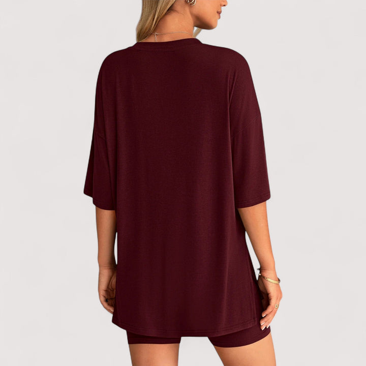 Stylisches Damen Sommerset: Lockeres T-Shirt und bequeme High-Waist Shorts, für alle Figurtypen.