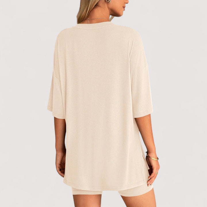 Damen Freizeitkleidung: Lockeres T-Shirt und High-Waist Shorts, atmungsaktiv für heiße Sommertage.