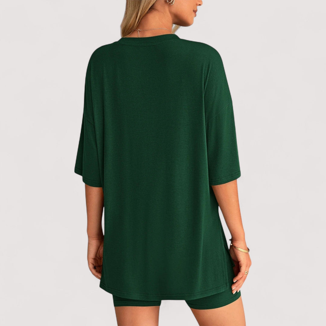 Damenmode für den Sommer: Lockeres T-Shirt & High-Waist Shorts, ein atmungsaktives Freizeit-Outfit.