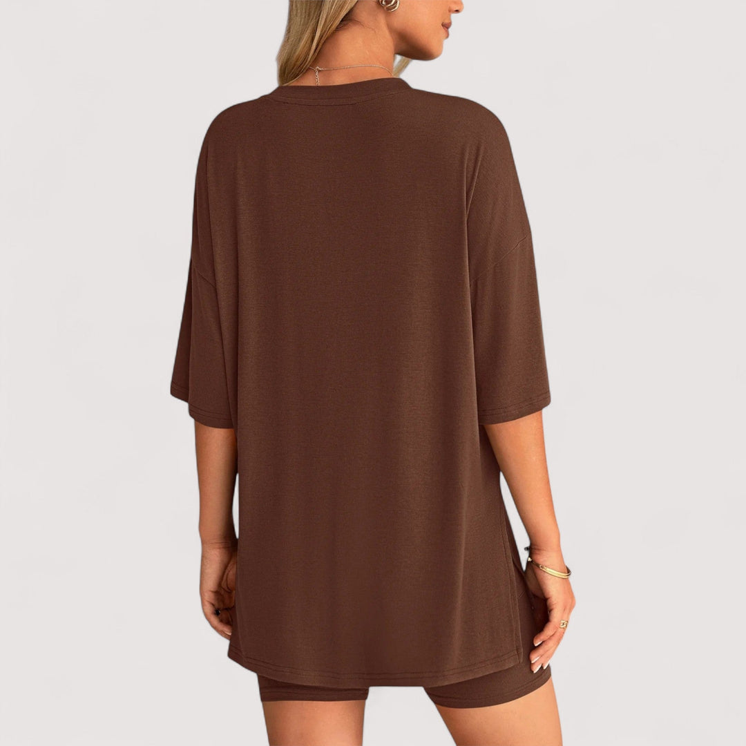 Sommerliches Damen Zweiteiler: Lockeres T-Shirt & hochtaillierte Shorts, atmungsaktiv & chic.