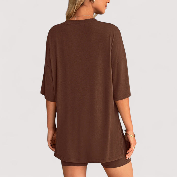 Sommerliches Damen Zweiteiler: Lockeres T-Shirt & hochtaillierte Shorts, atmungsaktiv & chic.