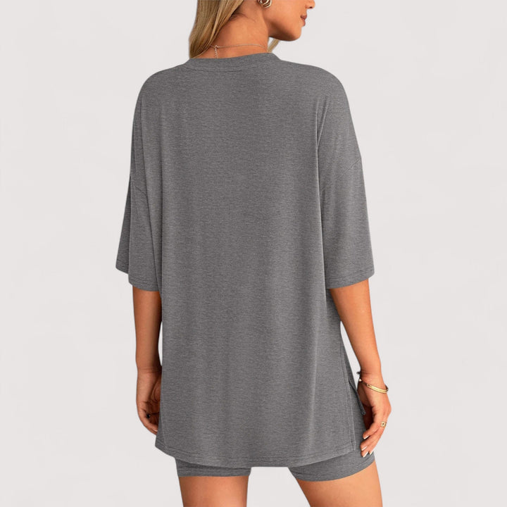Bequemes Damen Sommer Set: Lockeres T-Shirt & hochtaillierte Shorts für maximale Bewegungsfreiheit.