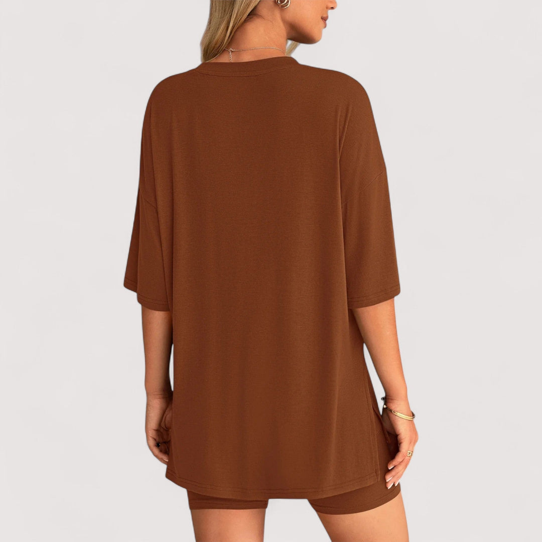 Modisches Damen Sommerset: Lockeres T-Shirt & High-Waist Shorts, einfach zu kombinieren.