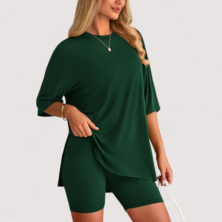 Komfortabler Damen Zweiteiler: Lockeres T-Shirt und hochtaillierte Shorts, perfekt für warme Abende.