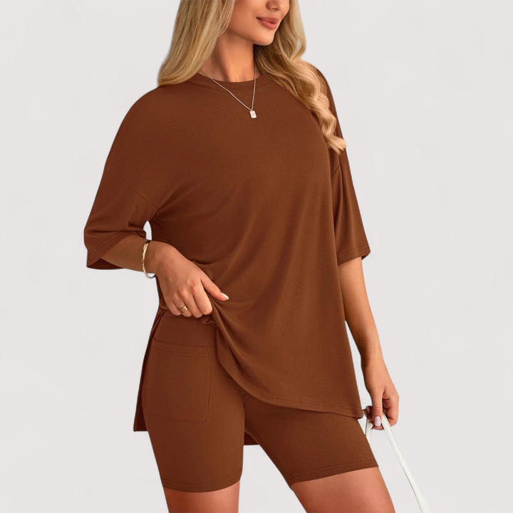 Sommerliches Damen Set: Lockeres T-Shirt und hochtaillierte Shorts, für einen unbeschwerten Look.