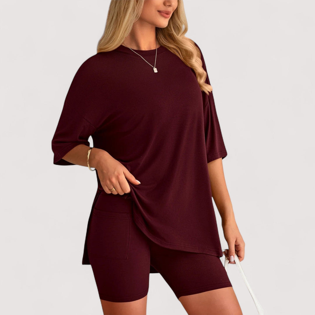 Damen Freizeitkleidung: Lockeres T-Shirt und hochtaillierte Shorts, eine perfekte Kombination.