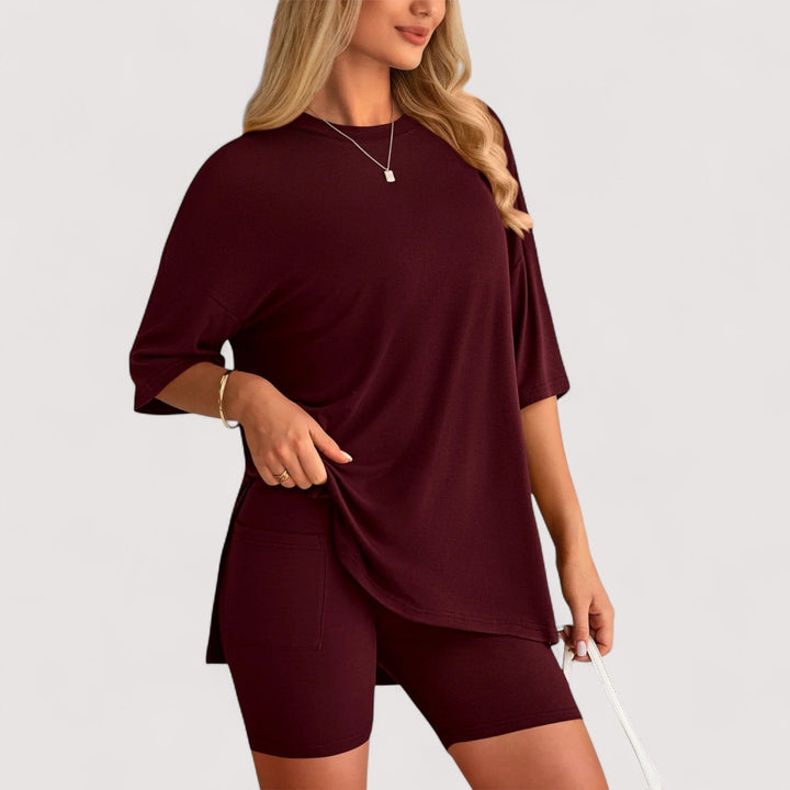 Damen Freizeitkleidung: Lockeres T-Shirt und hochtaillierte Shorts, eine perfekte Kombination.