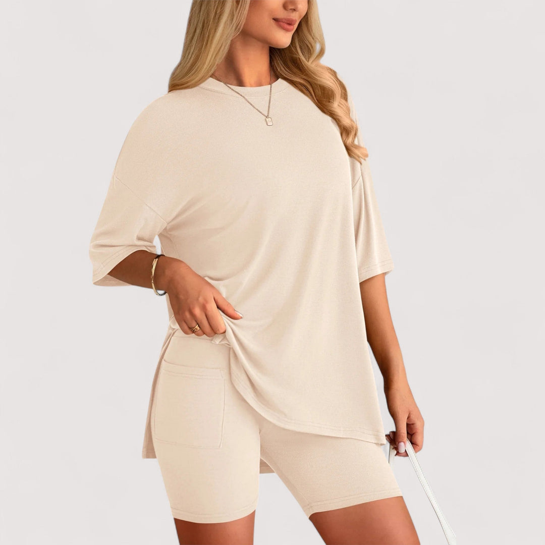 Bequemes Damen Sommerset: Locker fallendes T-Shirt und hochtaillierte Shorts, perfekt für Zuhause.
