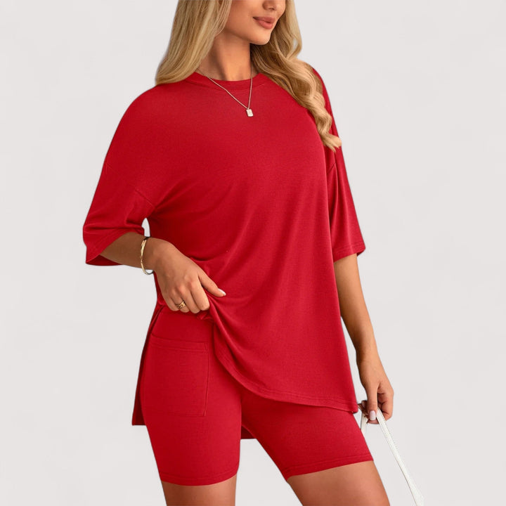 Damen Sommer Outfit: Locker geschnittenes T-Shirt & bequeme High-Waist Shorts, ideal für Stadt & Strand.