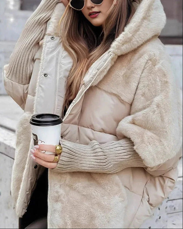Kuschelig warme Damen Winterjacke mit Kapuze für frostige Tage, wind- & wasserabweisend.