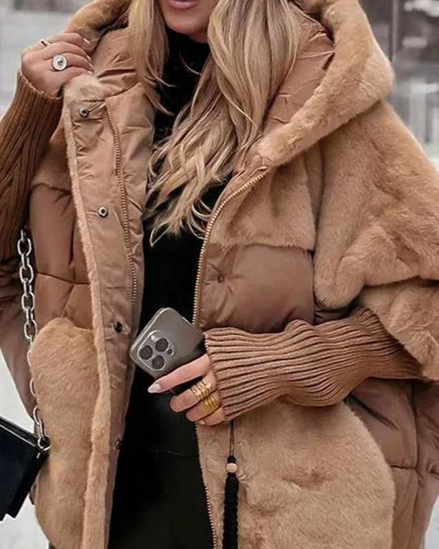 Detailaufnahme der robusten, gefütterten Damen Winterjacke mit stylischer Kapuze.