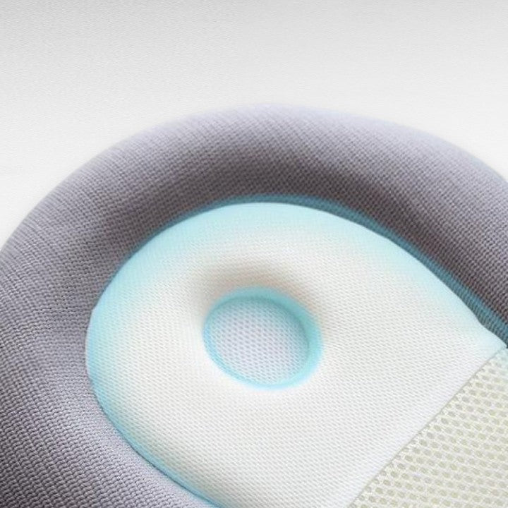 Sicheres Lagerungskissen für Neugeborene, ergonomisch geformt, fördert gesunde Schlafposition & Babyschlaf im Babyzimmer.